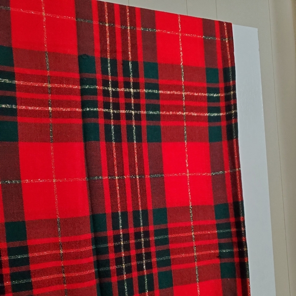 Christmas plaid tablecloth size 78 x 60 - Picture 4 of 4